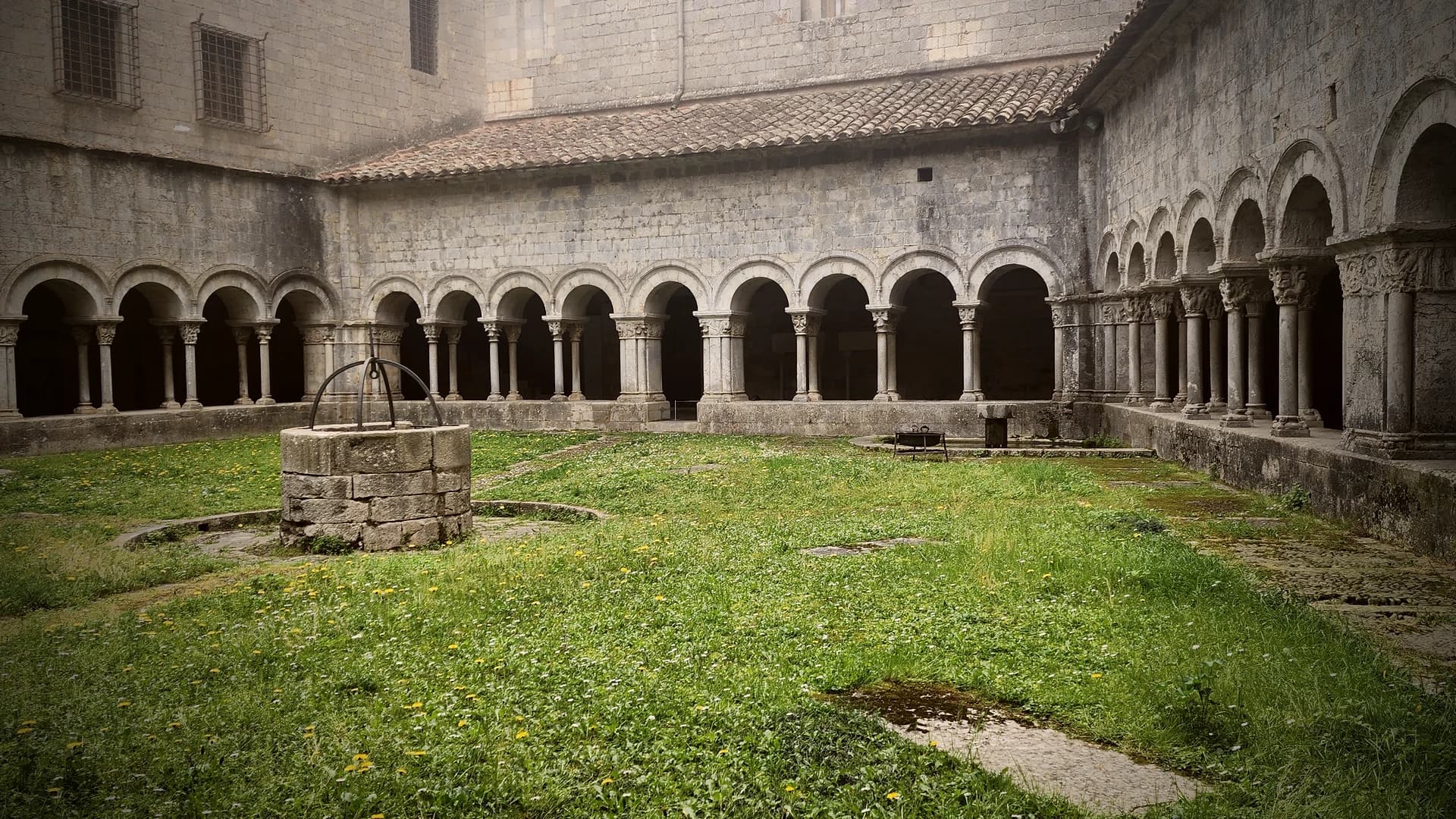Claustro medieval con pozo
